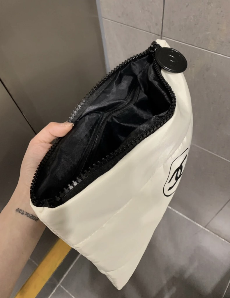 Túi Đựng Mỹ Phẩm CHANEL Vải Dù