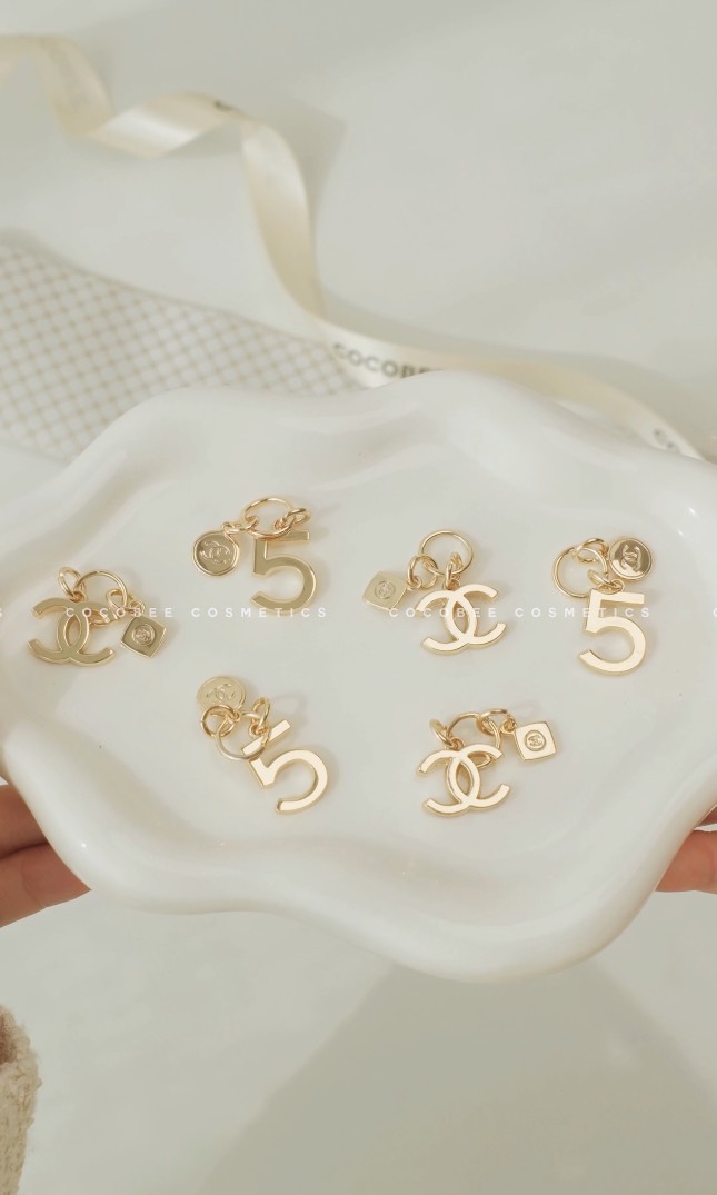 Túi Gift CHANEL Móc Khoá CC - Đen Kèm Dây Đeo Dài Mẫu đựng 4 son (10x10x4cm)