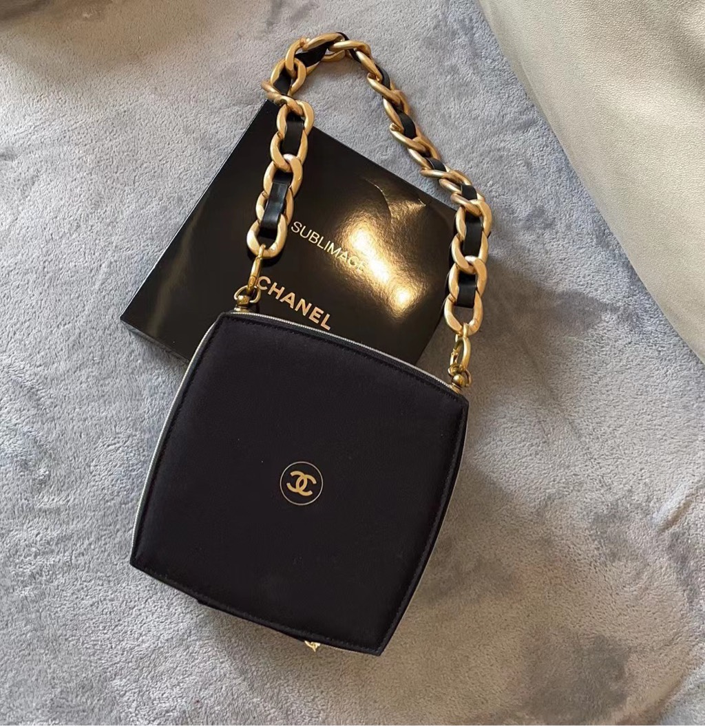 Túi Gift CHANEL Sublimage (Kèm dây đeo) (18x4x18cm)