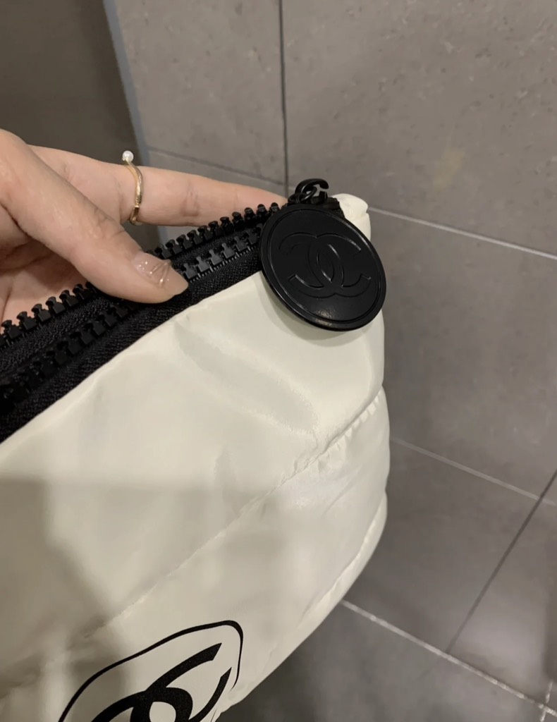 Túi Đựng Mỹ Phẩm CHANEL Vải Dù