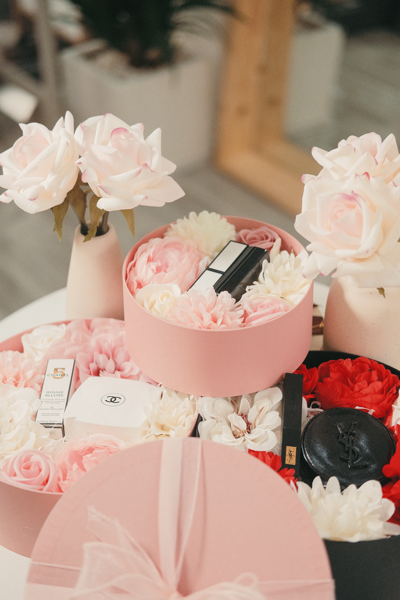 HỘP QUÀ TRÒN KÈM HOA