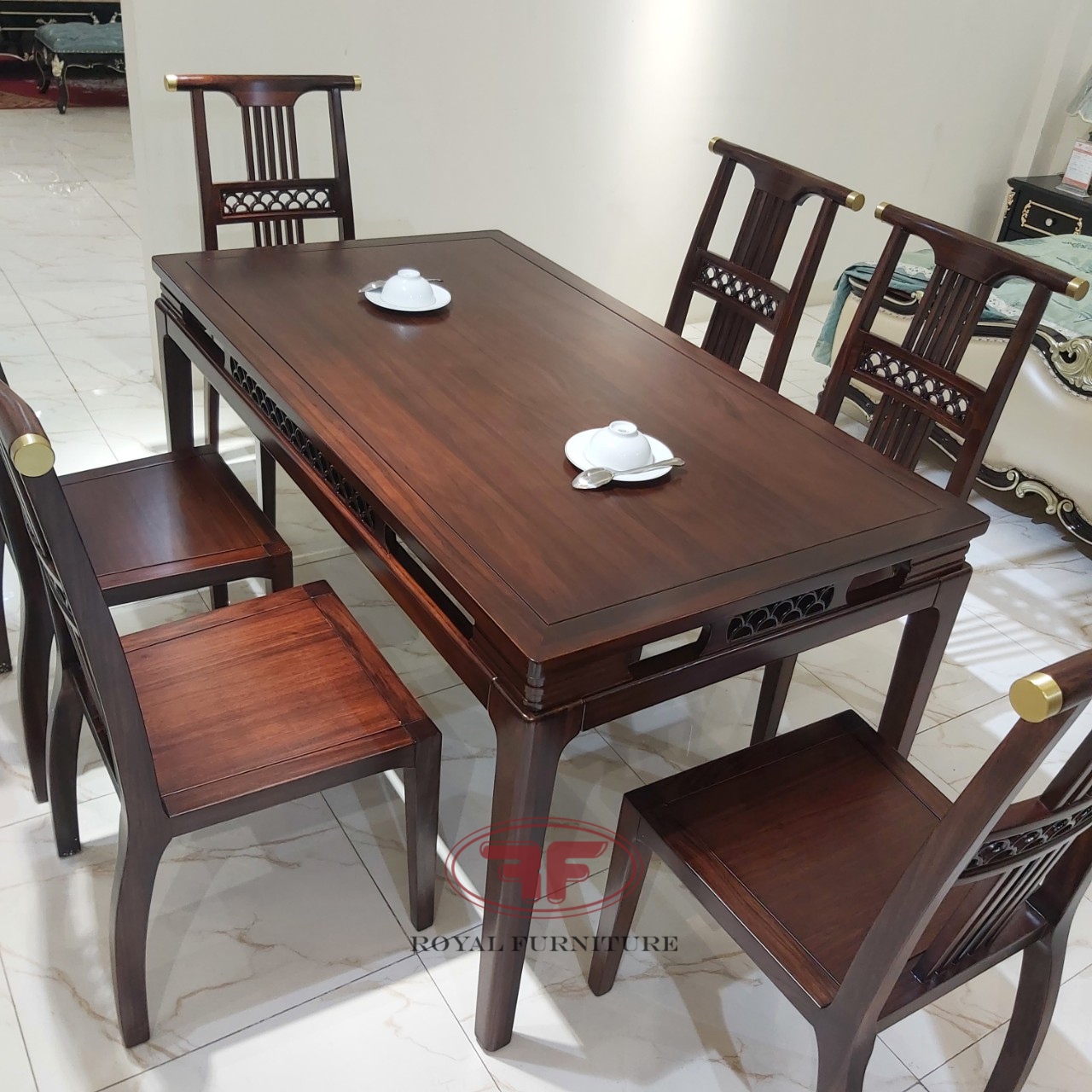 Bàn ăn mặt gỗ indochine kích thước 1m6 bề mặt sơn mịn, bóng