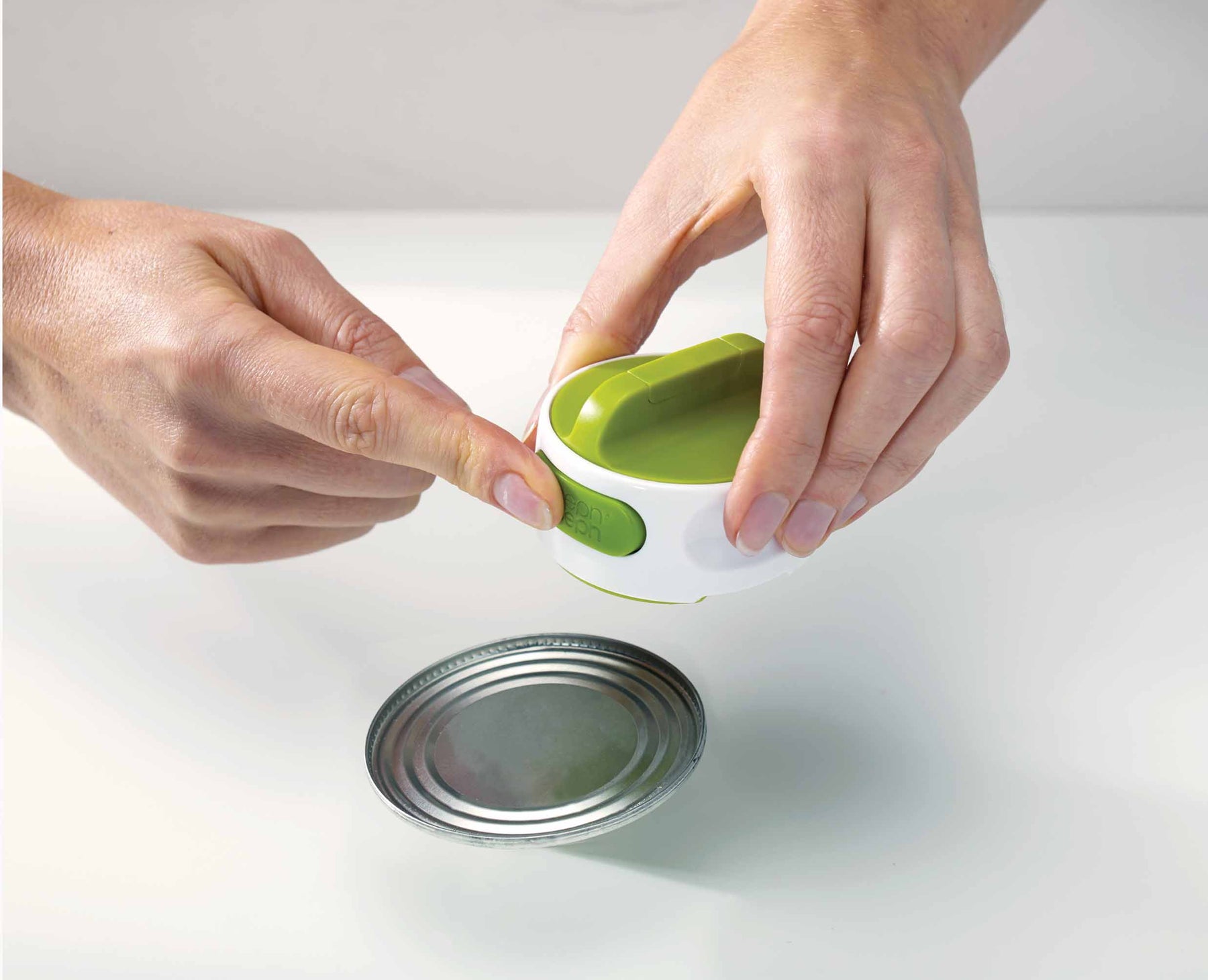 Dụng cụ mở nắp hộp Joseph Joseph Can-Do Compact 20005 Green White màu xanh trắng