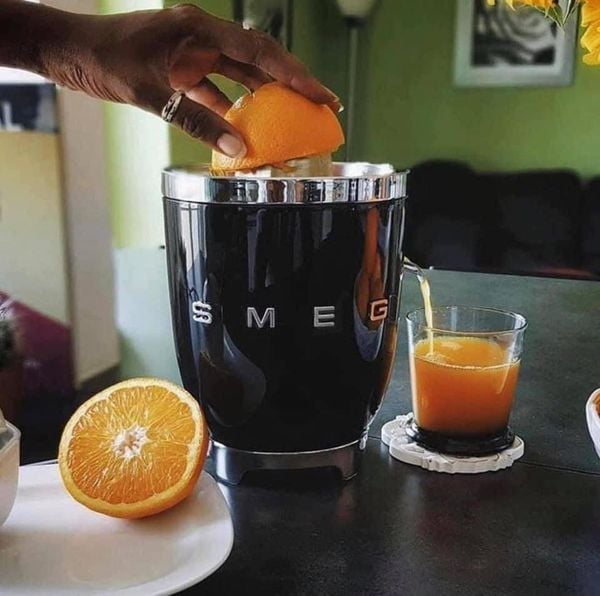 Máy vắt cam SMEG CJF11BLEU màu đen