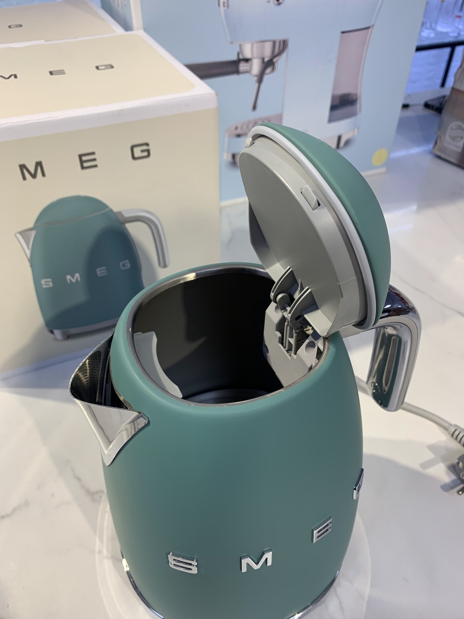 Ấm siêu tốc SMEG KLF03EGMEU Emerald Green- màu xanh ngọc ( không chỉnh nhiệt độ)