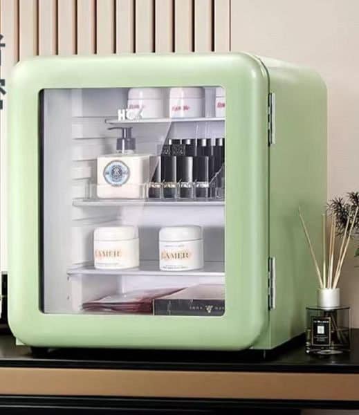 Tủ lạnh đựng mỹ phẩm & đồ uống HCK 48L màu xanh mint có mặt kính