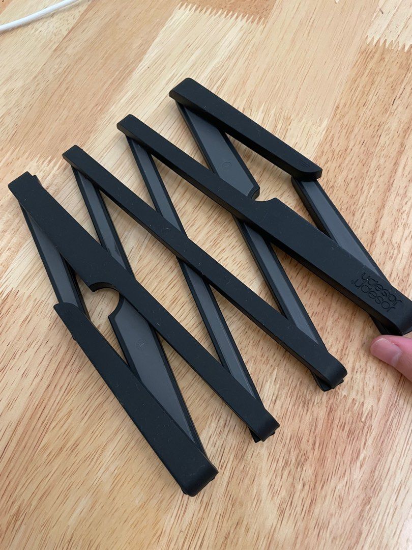 Giá lót nồi có thể điều chỉnh thu gọn, mở rộng thông minh Joseph Joseph 70033 Stretch™ - Ausziehbarer hitzebeständiger Untersetzer - Schwarz VE 4