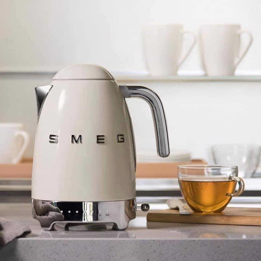 Ấm siêu tốc SMEG KLF04CREU (màu kem) - có điều chỉnh nhiệt độ