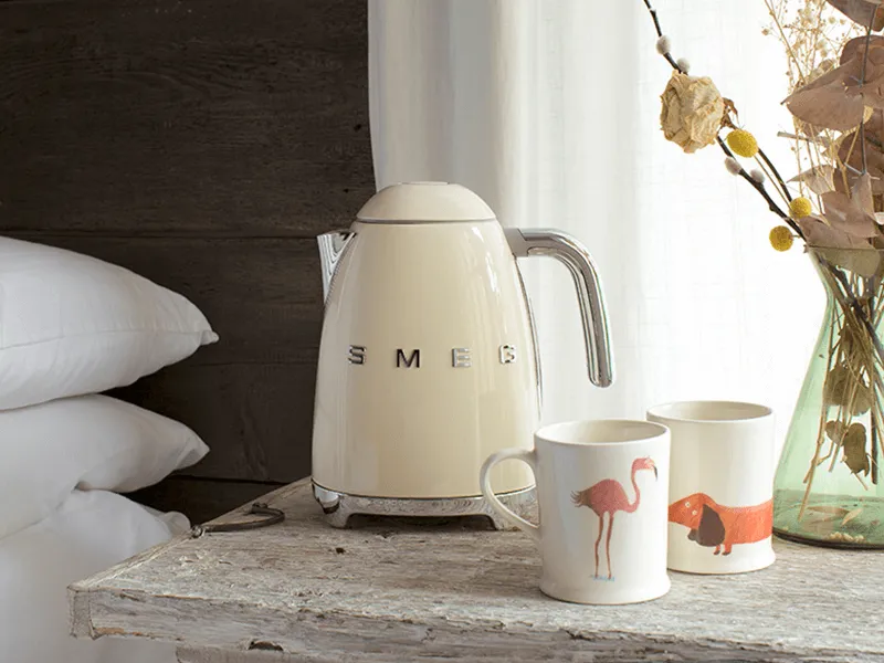Ấm siêu tốc mini SMEG KLF05CREU - màu kem (0,8L)