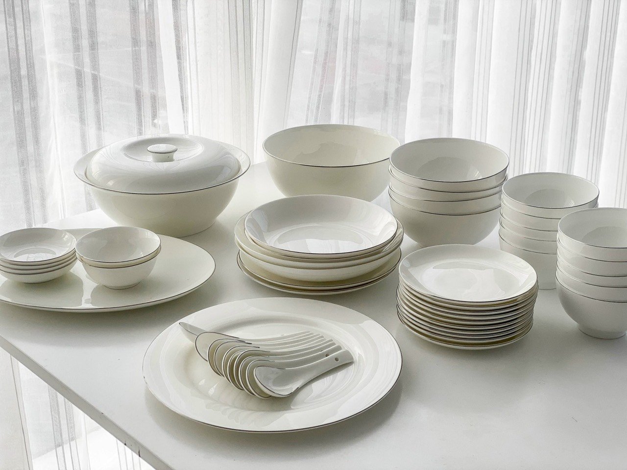 Bộ đồ ăn viền bạc 50pcs