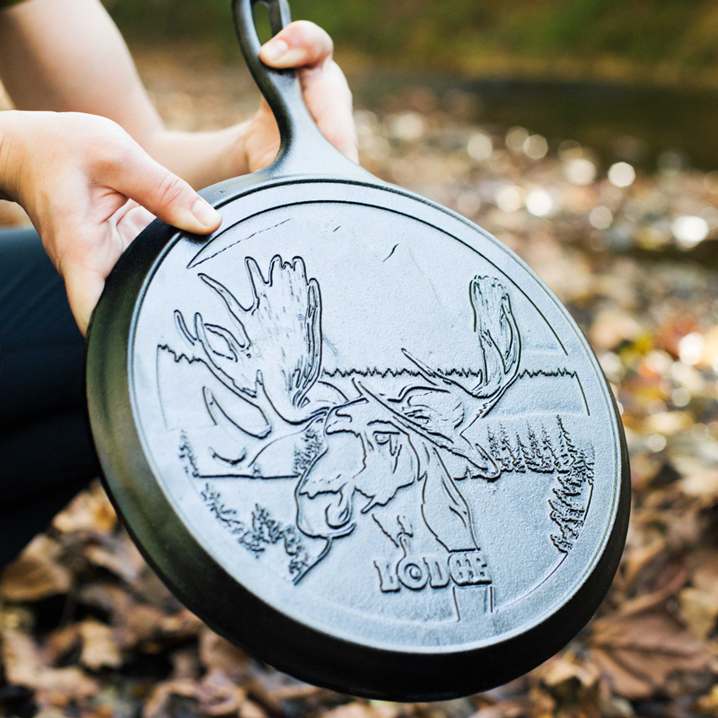 Chảo gang Lodge L9OGWLMO 26cm – Đáy khắc hình nai độc đáo, chính hãng Mỹ,