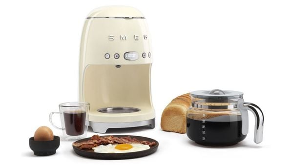 Máy pha cafe SMEG DCF02CREU (màu kem) - Hình trứng