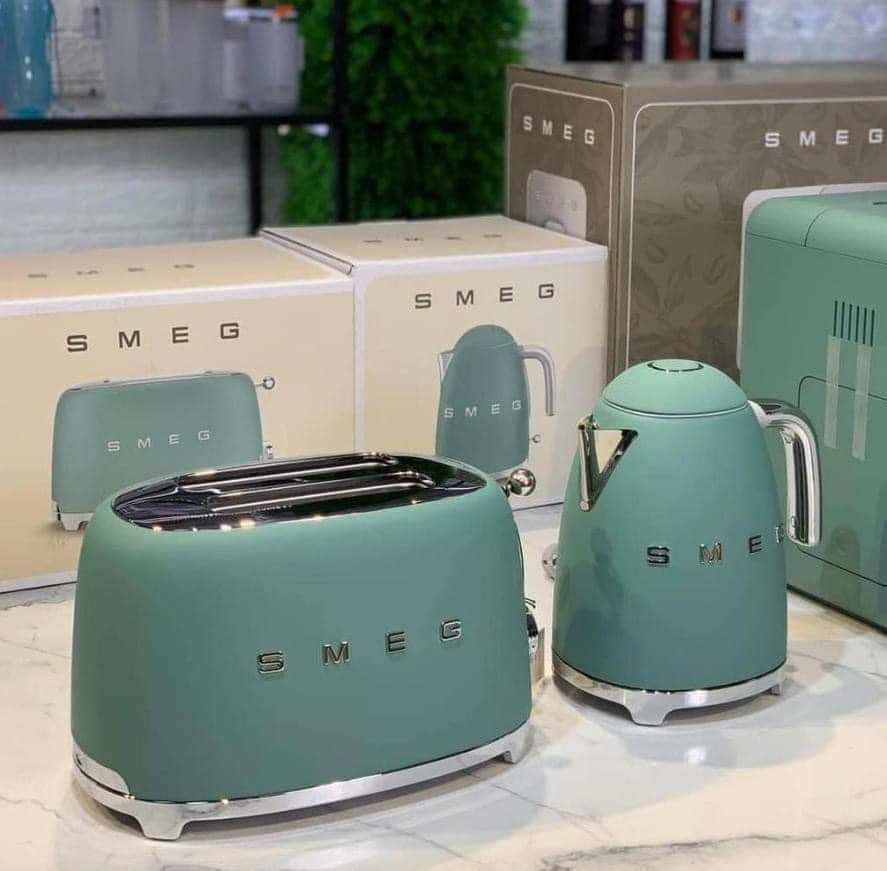 Ấm siêu tốc SMEG KLF03EGMEU Emerald Green- màu xanh ngọc ( không chỉnh nhiệt độ)