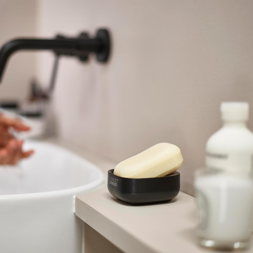 Hộp đựng xà phòng Joseph Joseph Slim Compact Soap Dish 70601 Matte Black màu đen nhám