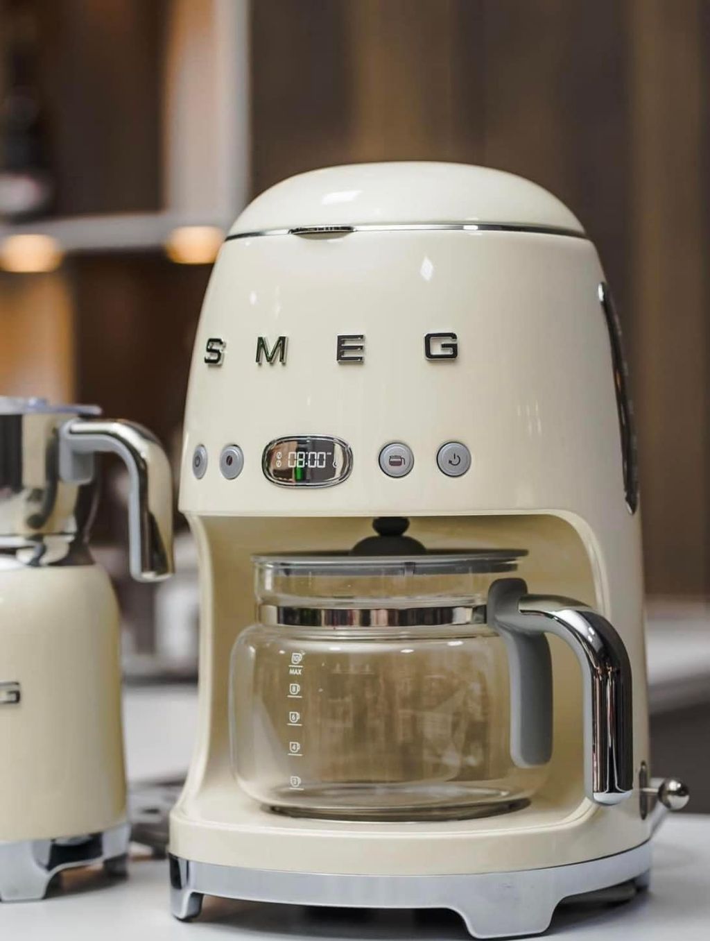 Máy pha cafe SMEG DCF02CREU (màu kem) - Hình trứng