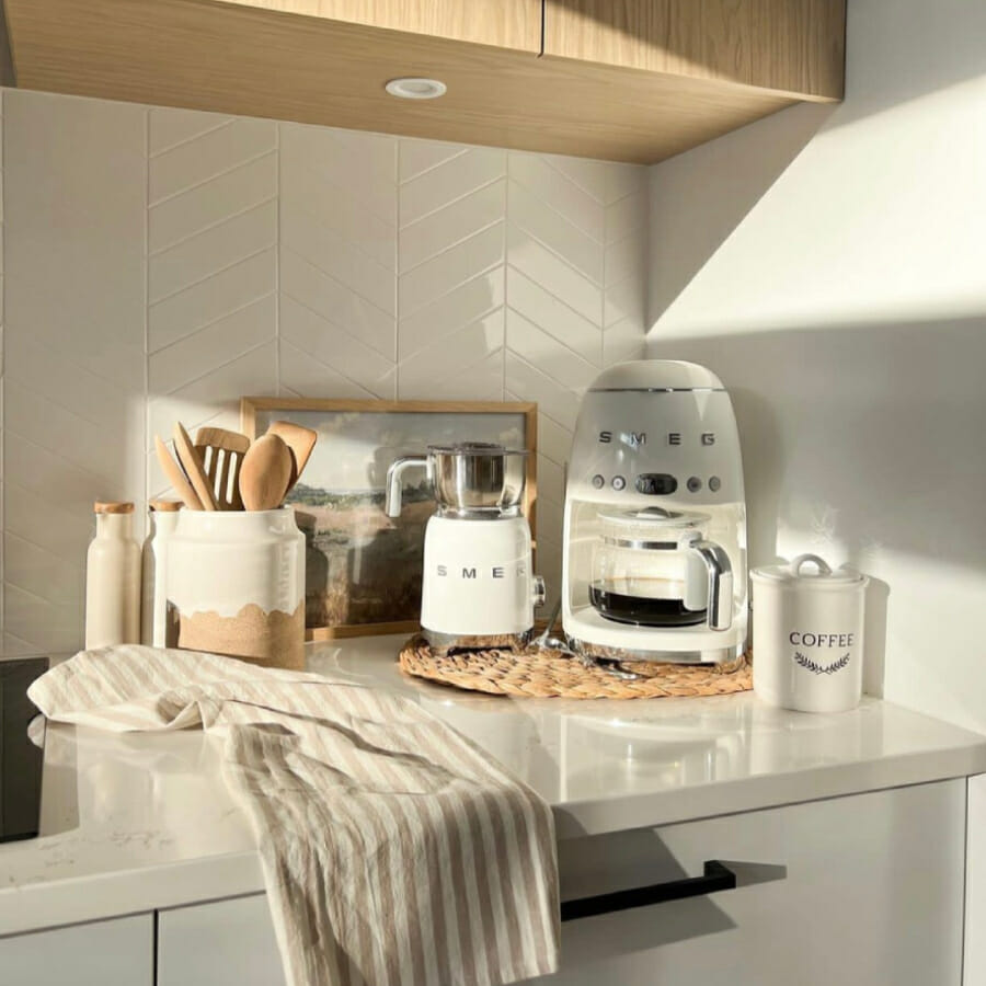 Máy pha cafe SMEG DCF02CREU (màu kem) - Hình trứng