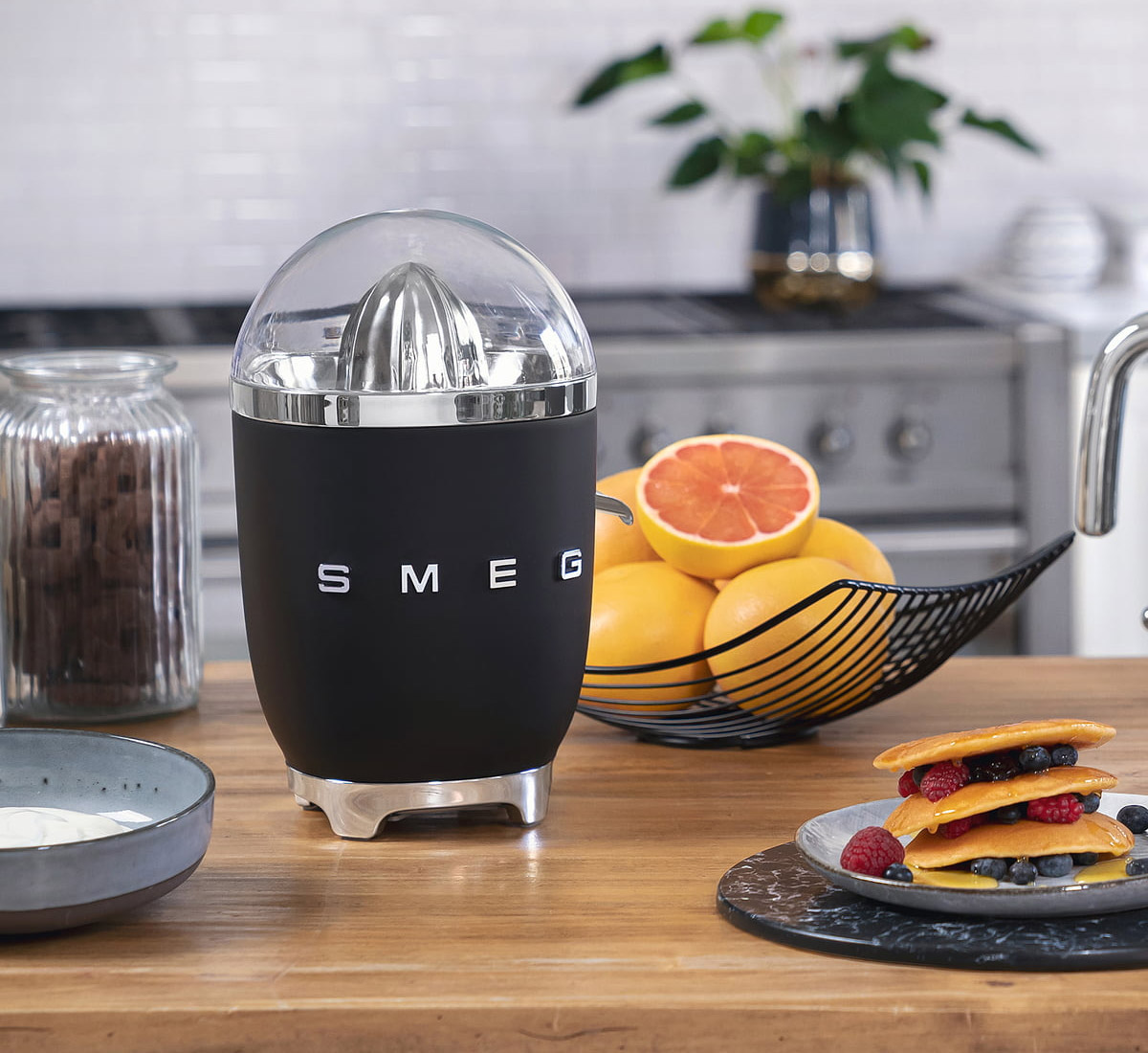 Máy vắt cam SMEG CJF11BLEU màu đen