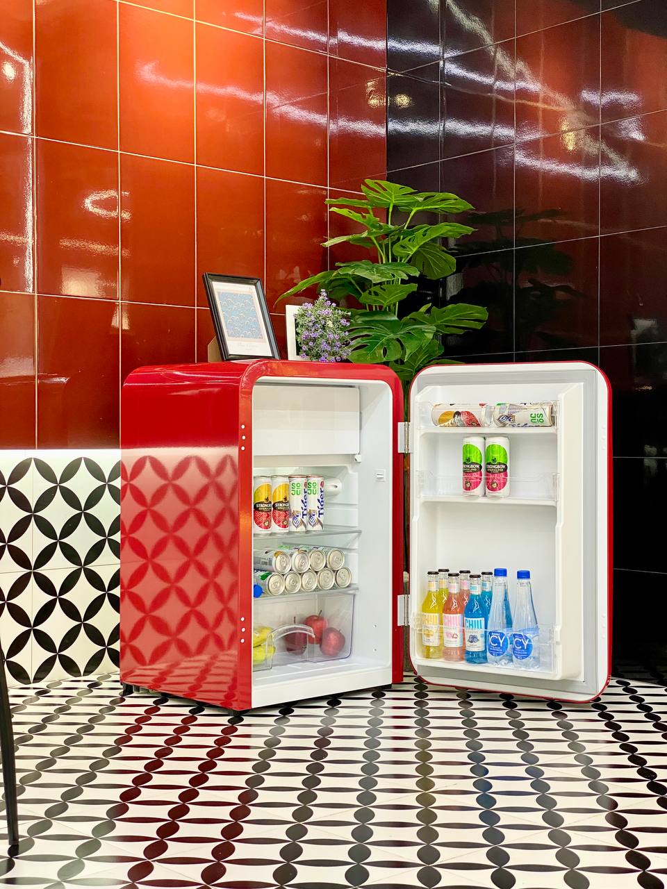 Tủ lạnh HCK 107L BC-130RDA màu đỏ có ngăn đông (ngăn lạnh 92L, ngăn đông 15L)