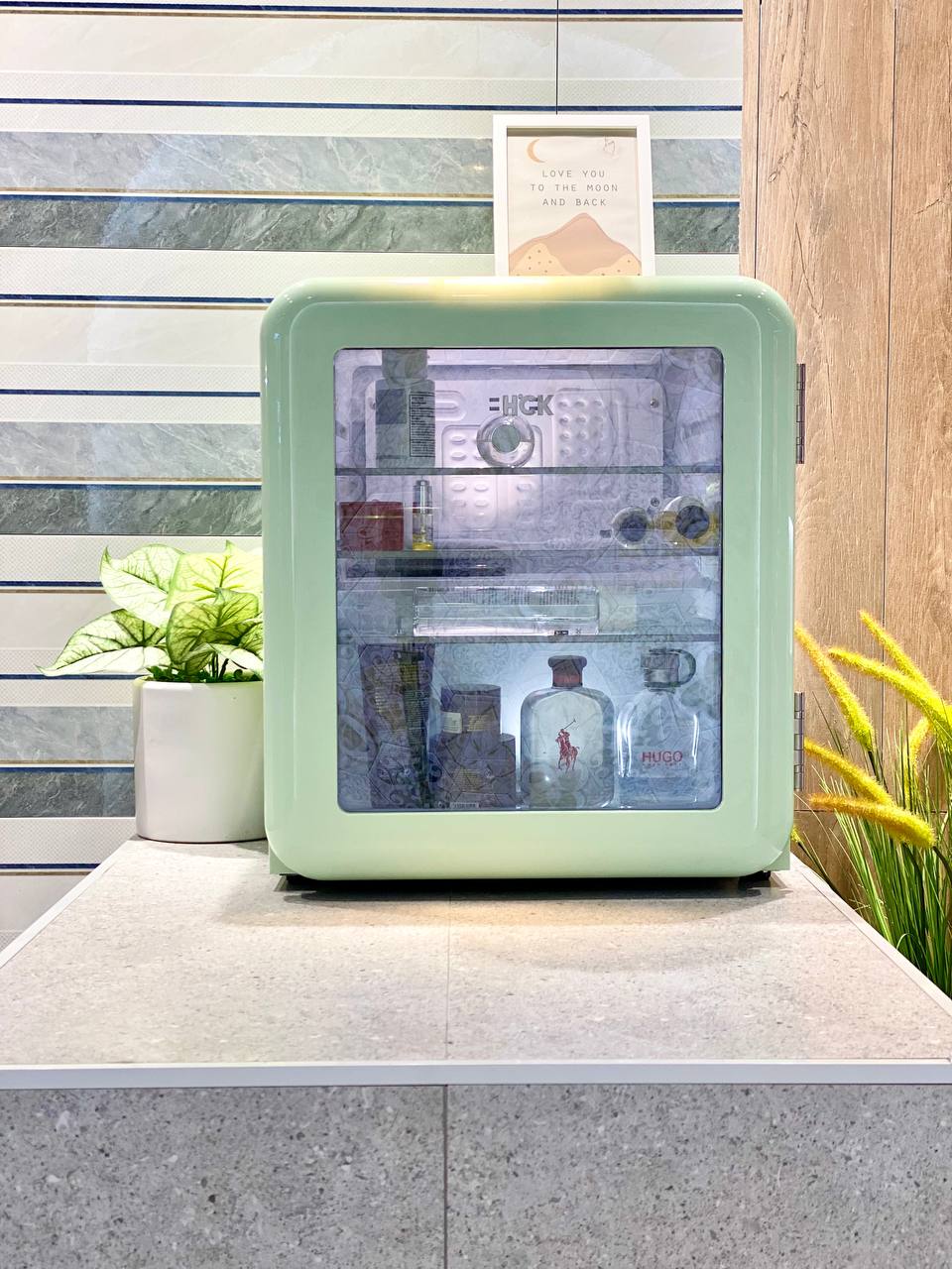 Tủ lạnh đựng mỹ phẩm & đồ uống HCK 48L màu xanh mint có mặt kính