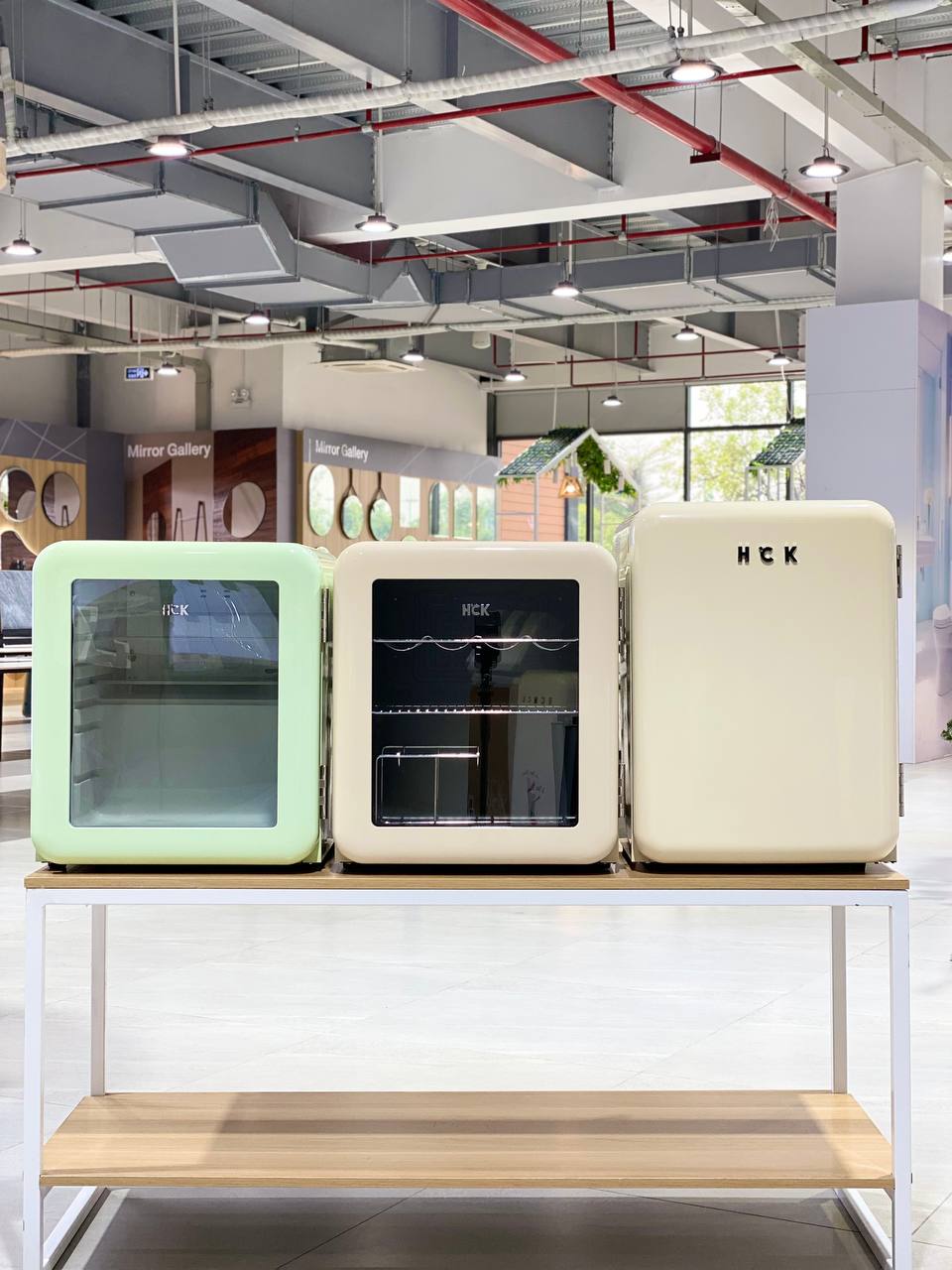 Tủ lạnh đựng mỹ phẩm & đồ uống HCK 48L màu xanh mint có mặt kính