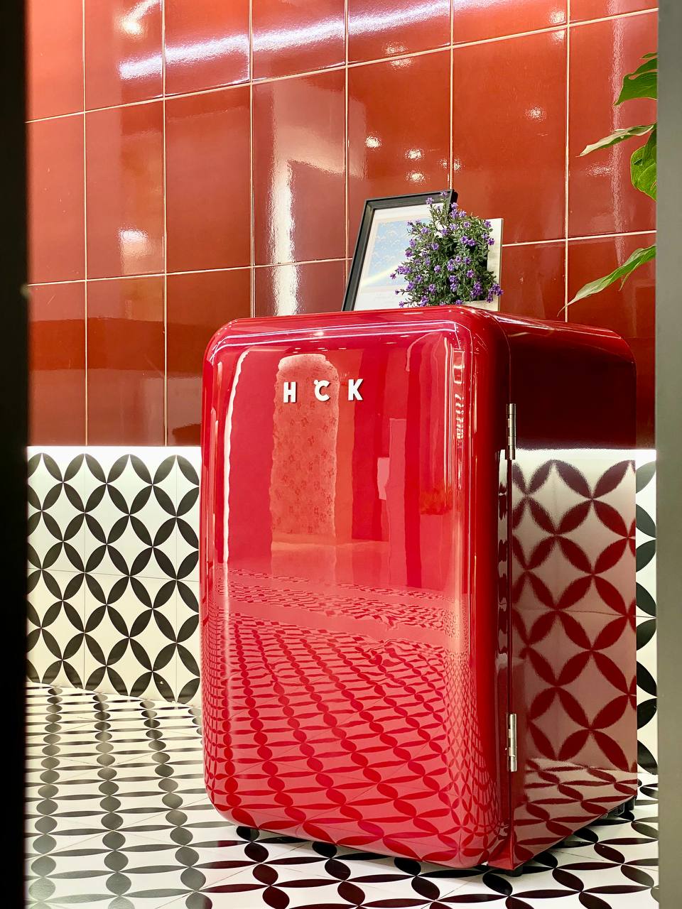 Tủ lạnh HCK 107L BC-130RDA màu đỏ có ngăn đông (ngăn lạnh 92L, ngăn đông 15L)