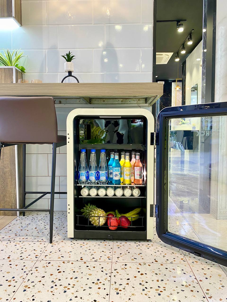 Tủ đồ uống HCK 115L màu kem mặt kính có ngăn đông tiết kiệm điện