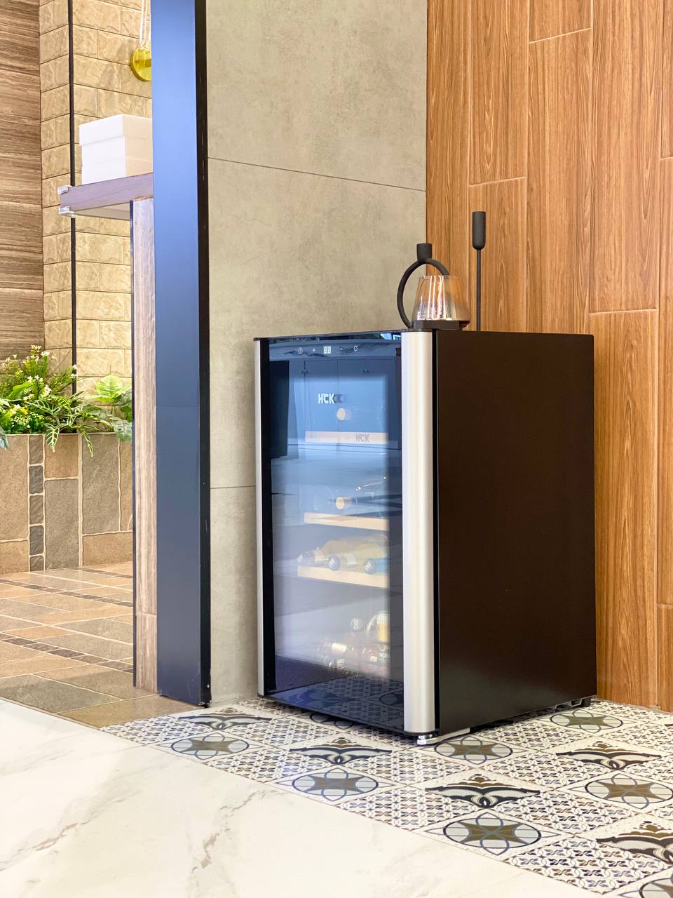 Tủ rượu HCK 70L SC-70-E màu đen mặt kính - 22 chai