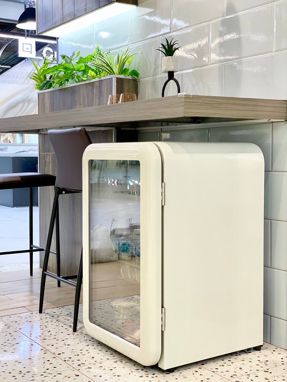 Tủ đồ uống HCK 115L màu kem mặt kính có ngăn đông tiết kiệm điện