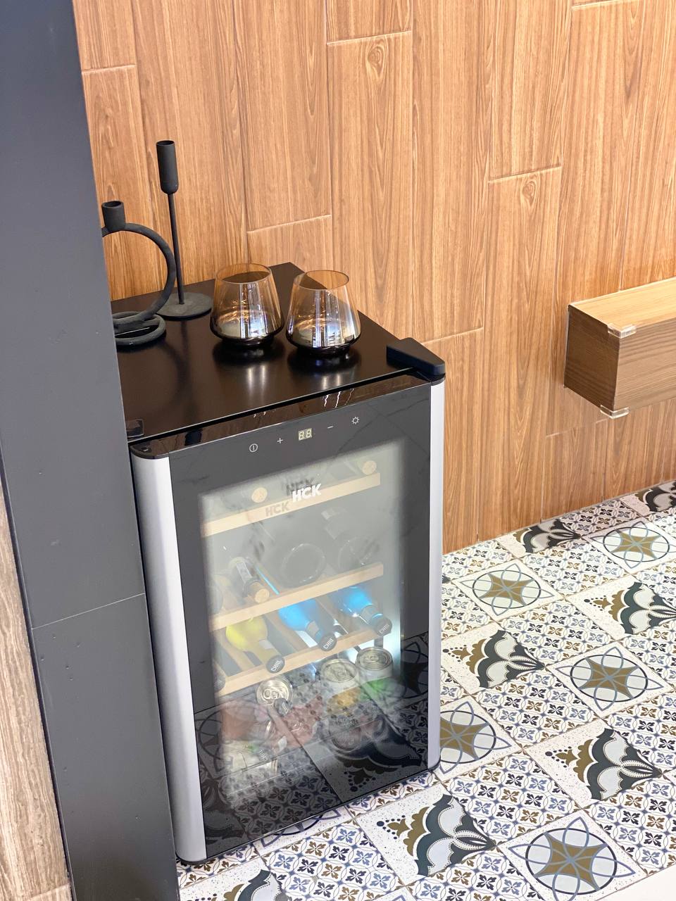 Tủ rượu HCK 70L SC-70-E màu đen mặt kính - 22 chai