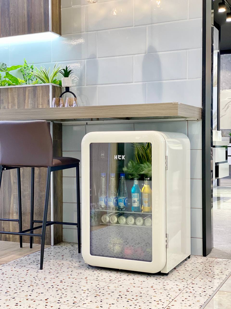 Tủ đồ uống HCK 115L màu kem mặt kính có ngăn đông tiết kiệm điện