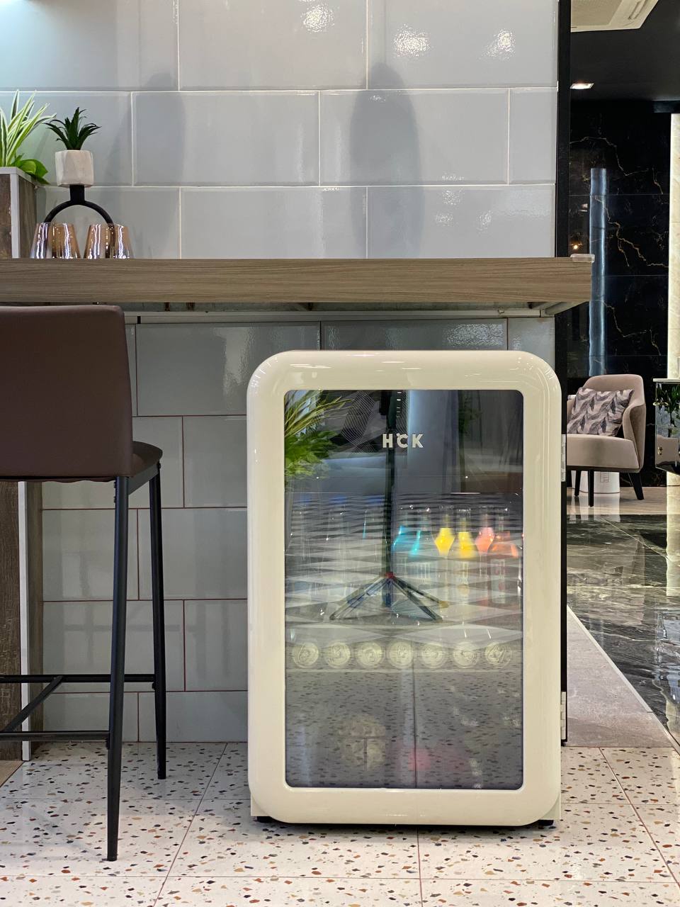 Tủ đồ uống HCK 115L màu kem mặt kính có ngăn đông tiết kiệm điện