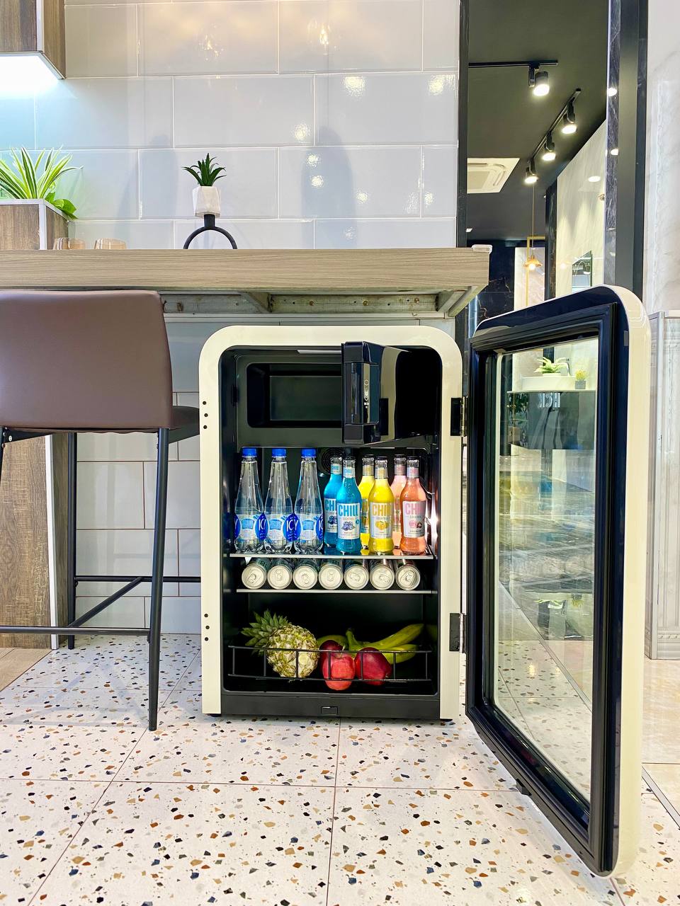 Tủ đồ uống HCK 115L màu kem mặt kính có ngăn đông tiết kiệm điện