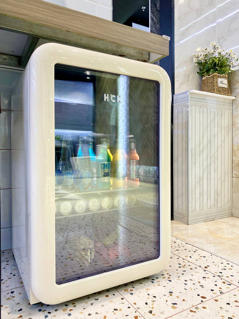 Tủ đồ uống HCK 115L màu kem mặt kính có ngăn đông tiết kiệm điện