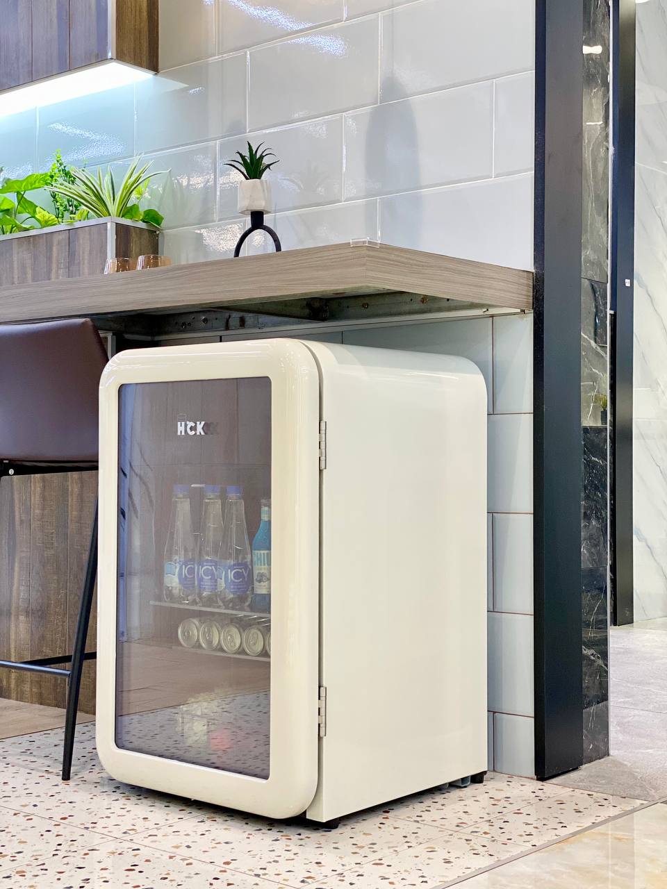 Tủ đồ uống HCK 115L màu kem mặt kính có ngăn đông tiết kiệm điện