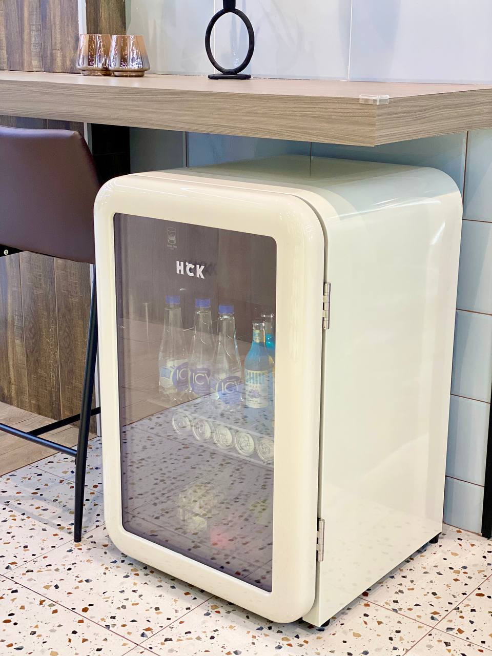 Tủ đồ uống HCK 115L màu kem mặt kính có ngăn đông tiết kiệm điện
