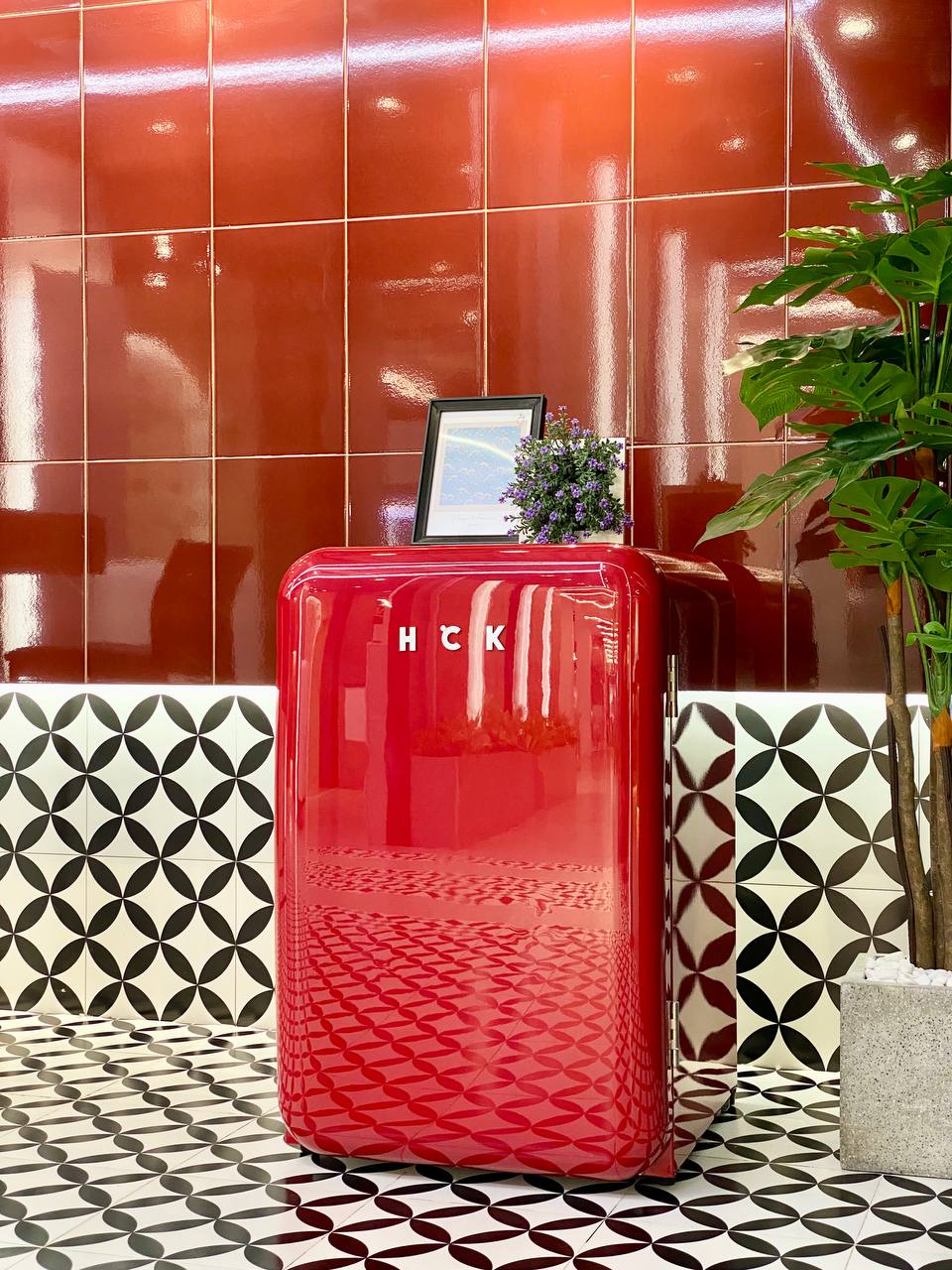 Tủ lạnh HCK 107L BC-130RDA màu đỏ có ngăn đông (ngăn lạnh 92L, ngăn đông 15L)