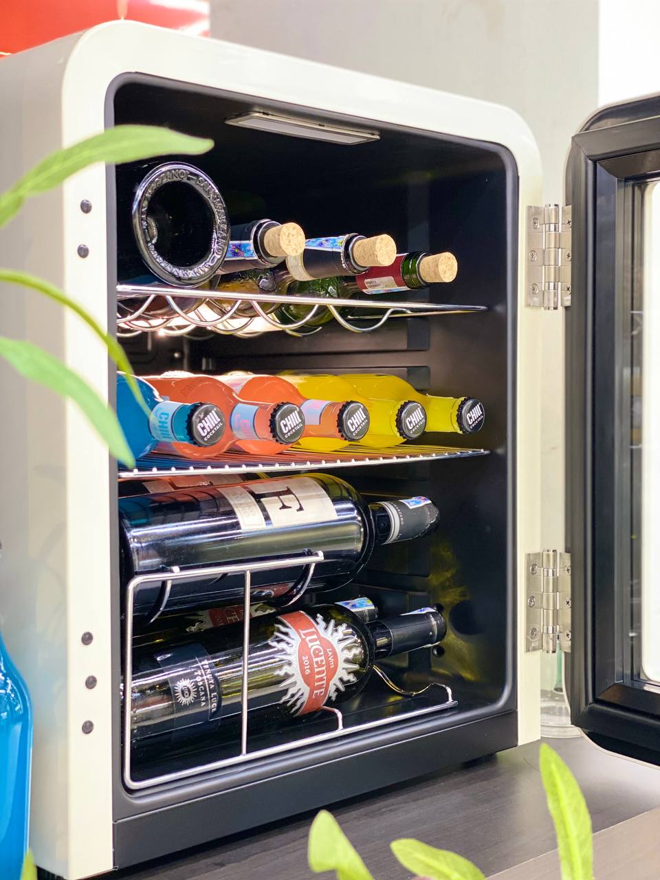 Tủ mỹ phẩm đồ uống HCK 48L màu kem có mặt kính