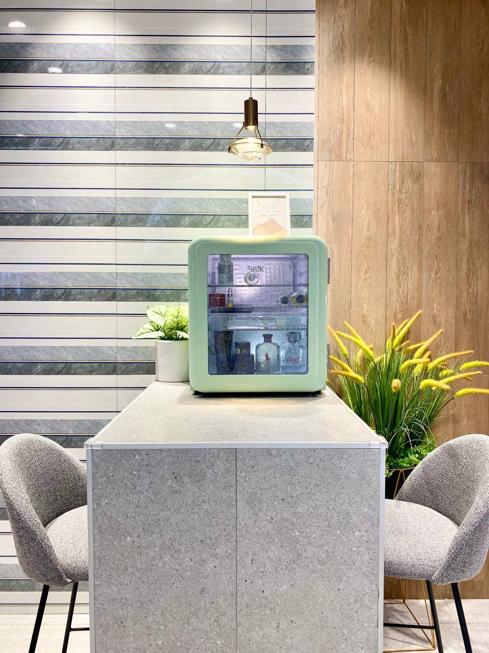 Tủ lạnh đựng mỹ phẩm & đồ uống HCK 48L màu xanh mint có mặt kính