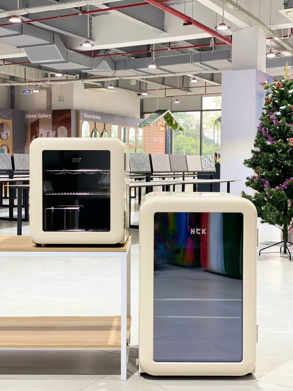 Tủ lạnh đựng mỹ phẩm & đồ uống HCK 48L màu xanh mint có mặt kính