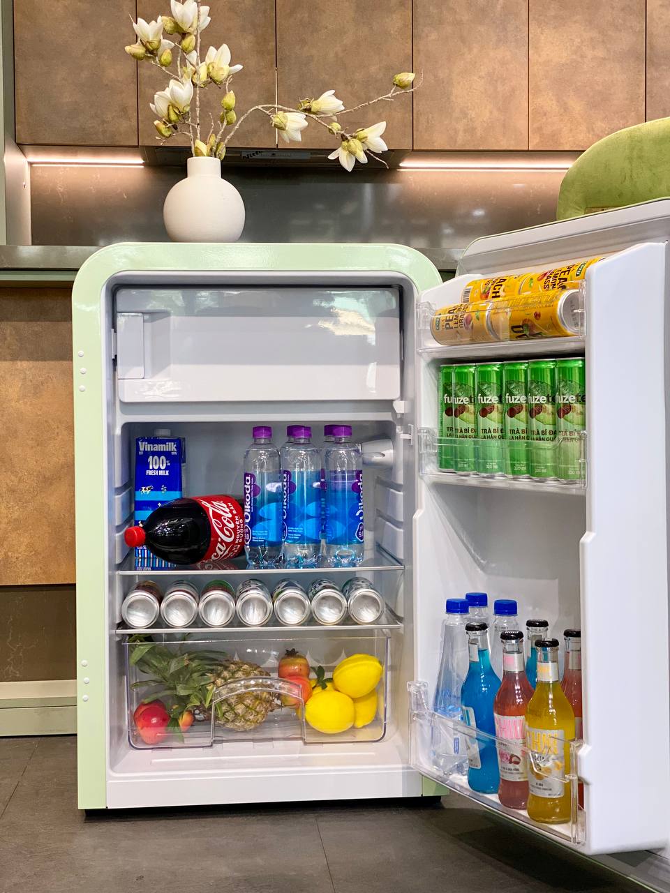 Tủ lạnh HCK 107L màu xanh mint có ngăn đông (ngăn lạnh 92L, ngăn đông 15L)