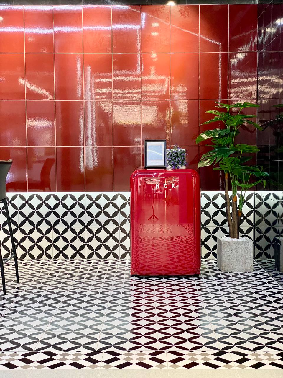 Tủ lạnh HCK 107L BC-130RDA màu đỏ có ngăn đông (ngăn lạnh 92L, ngăn đông 15L)