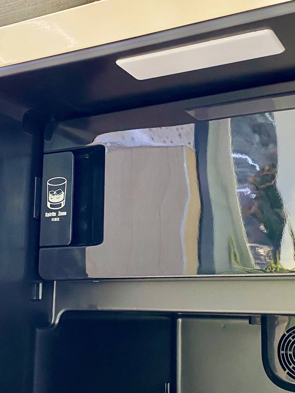 Tủ đồ uống HCK 115L màu kem mặt kính có ngăn đông tiết kiệm điện