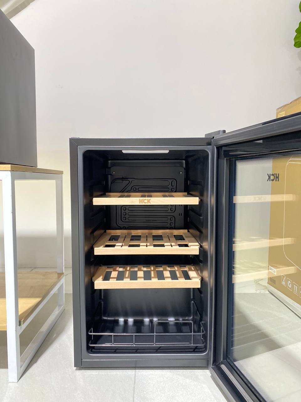 Tủ rượu HCK 70L SC-70-E màu đen mặt kính - 22 chai