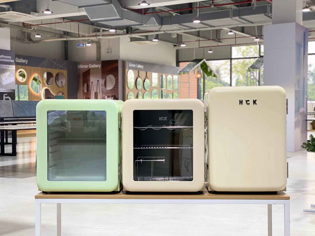 Tủ lạnh đựng mỹ phẩm & đồ uống HCK 48L màu xanh mint có mặt kính