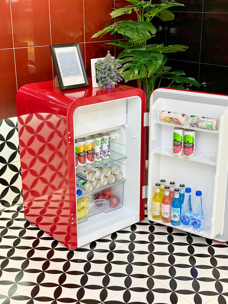 Tủ lạnh HCK 107L BC-130RDA màu đỏ có ngăn đông (ngăn lạnh 92L, ngăn đông 15L)
