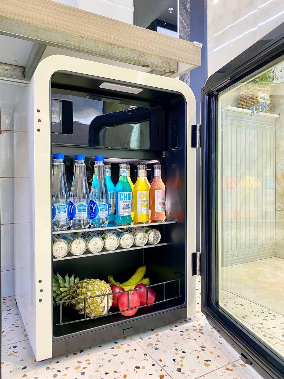 Tủ đồ uống HCK 115L màu kem mặt kính có ngăn đông tiết kiệm điện