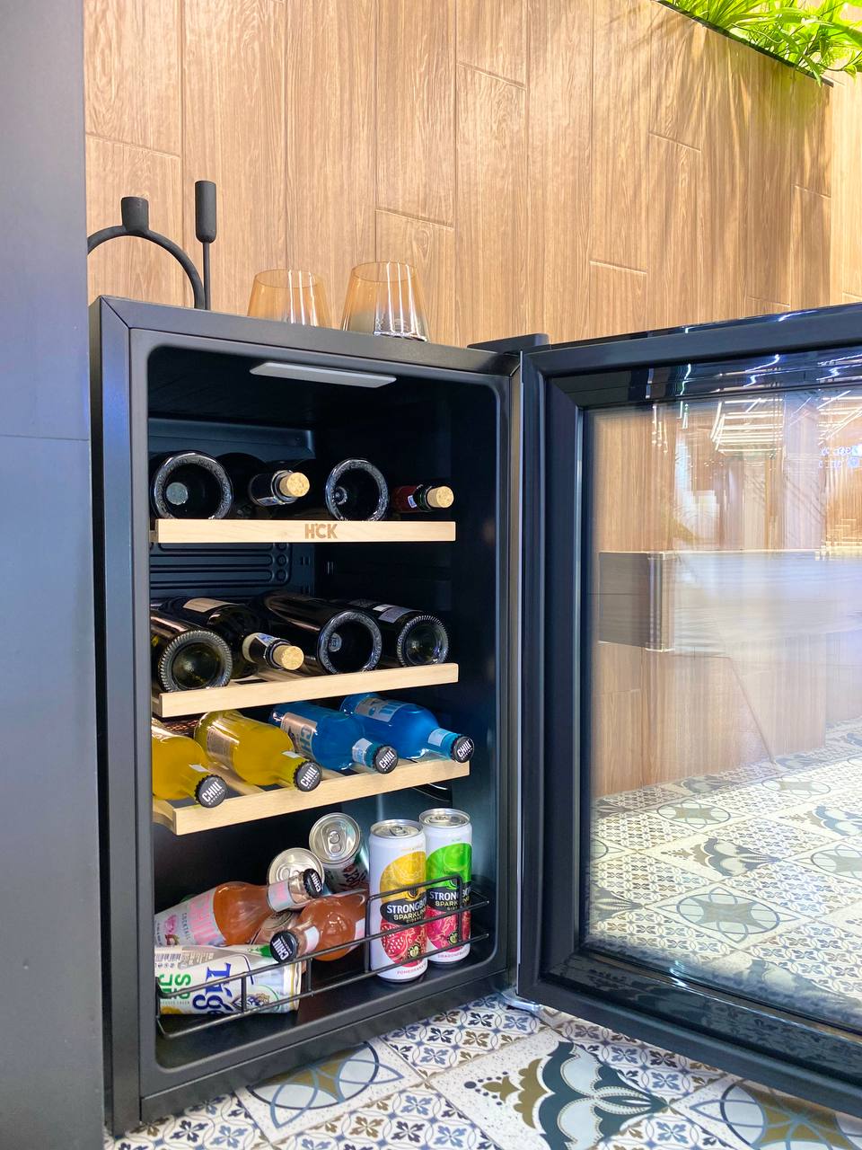 Tủ rượu HCK 70L SC-70-E màu đen mặt kính - 22 chai