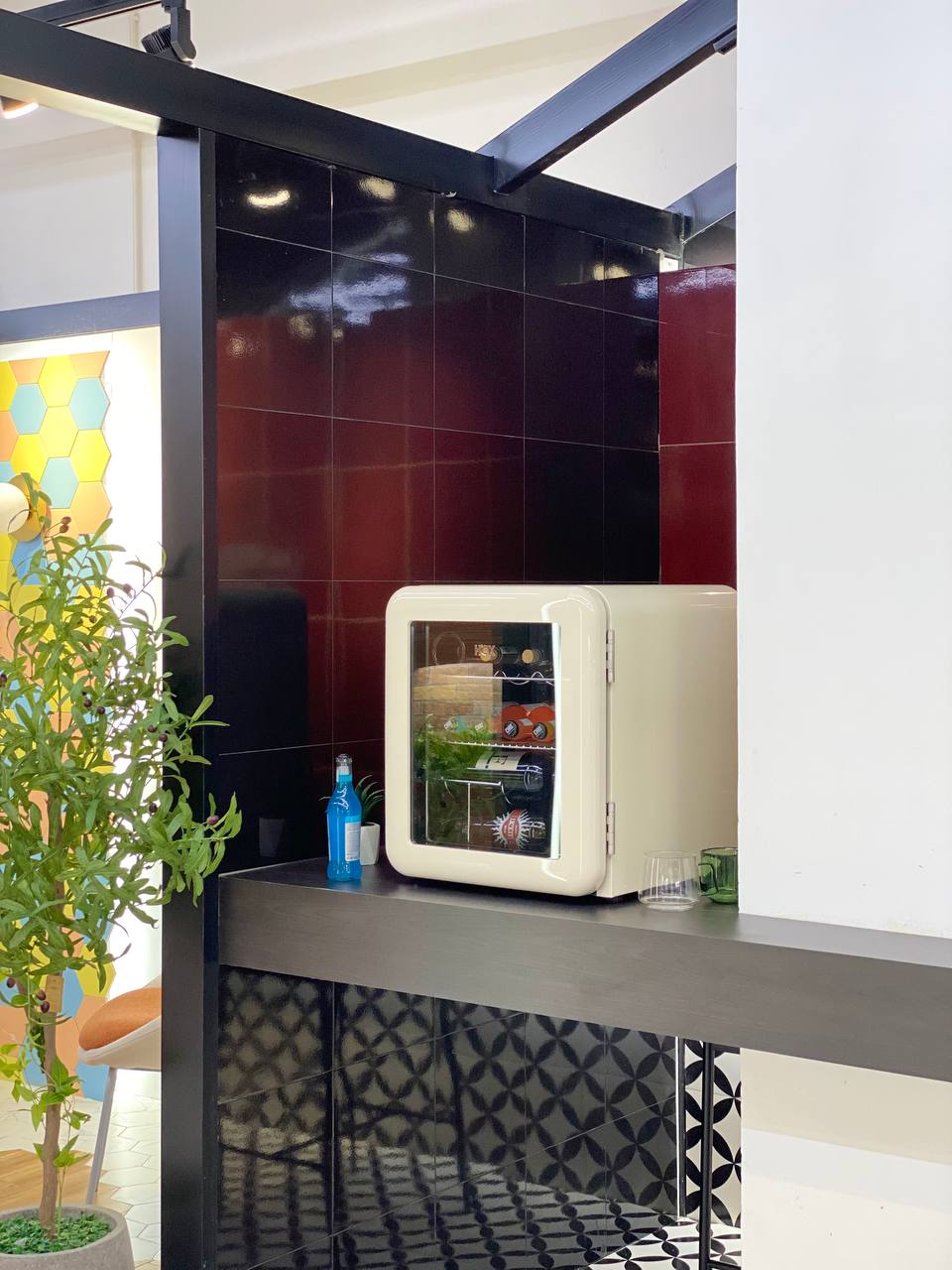 Tủ mỹ phẩm đồ uống HCK 48L màu kem có mặt kính