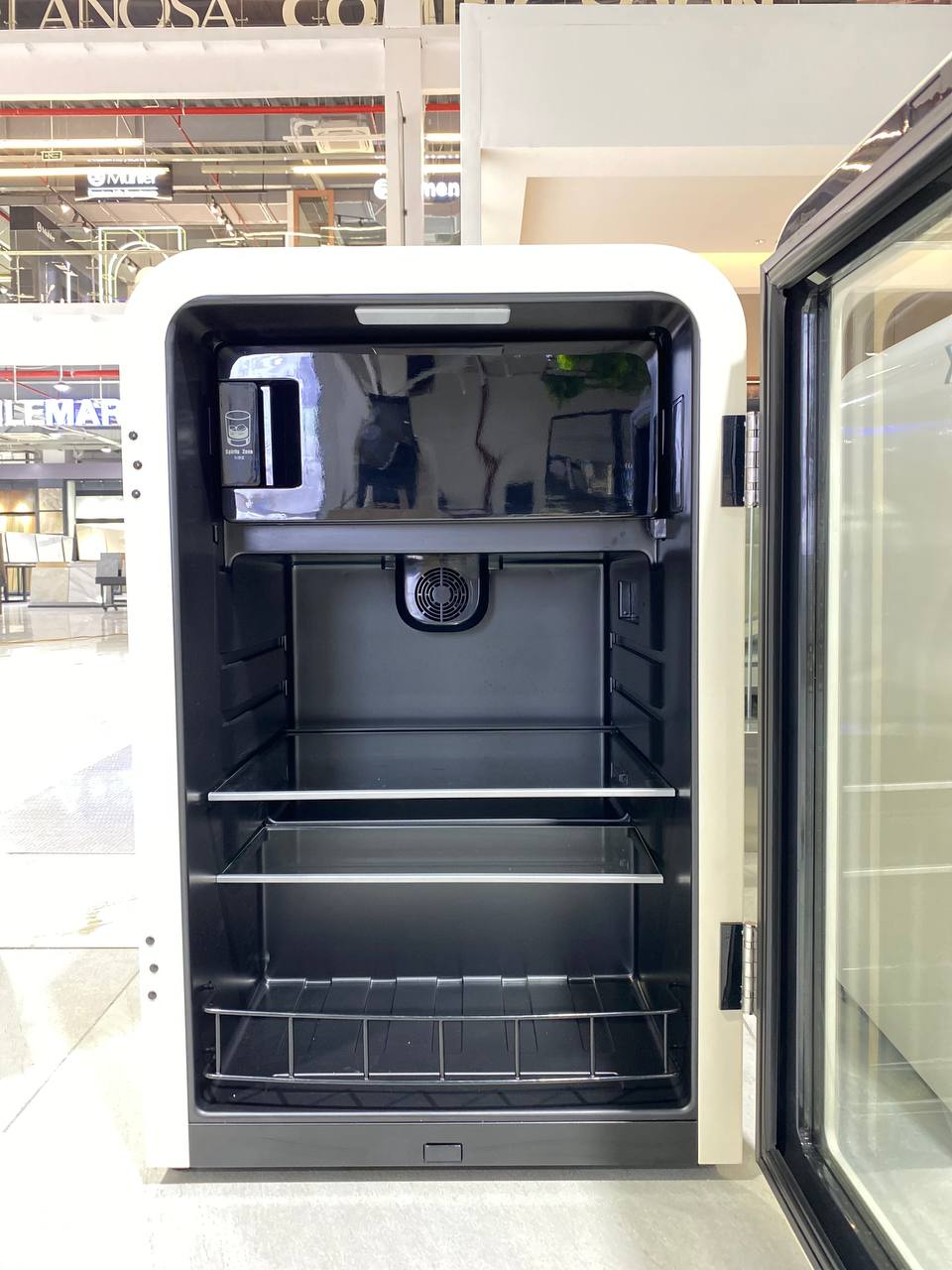 Tủ đồ uống HCK 115L màu kem mặt kính có ngăn đông tiết kiệm điện