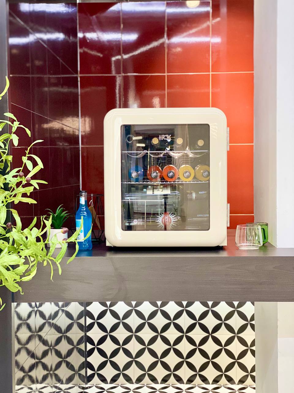 Tủ mỹ phẩm đồ uống HCK 48L màu kem có mặt kính